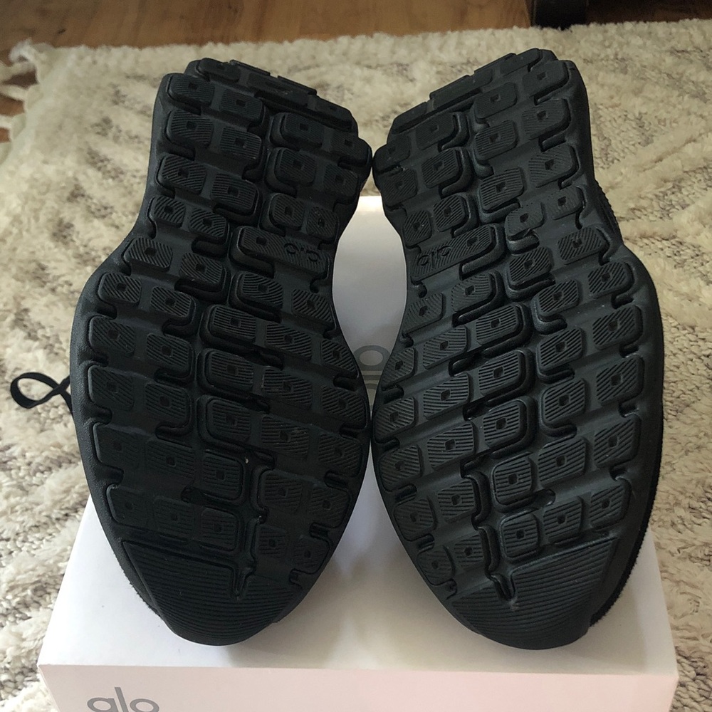 ALO Yoga Runner unisex sneakers W9/M7.5 - Picture 6 of 11